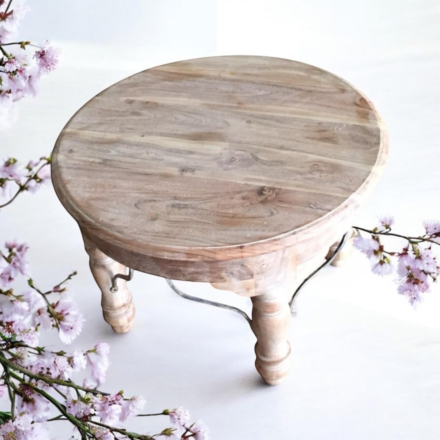 AcaciaHome Durable and Elegant Wooden Round Table (Light brown)