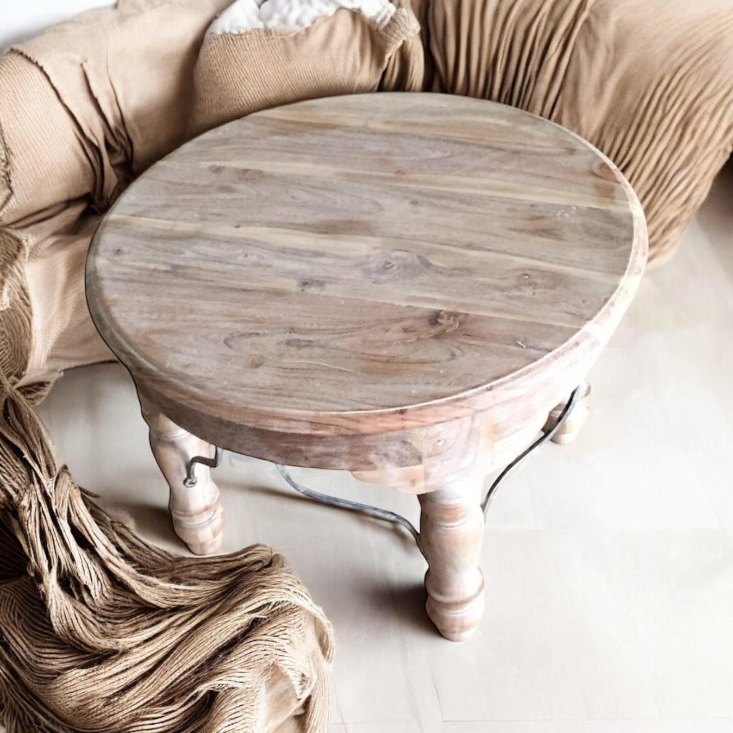 AcaciaHome Durable and Elegant Wooden Round Table (Light brown)