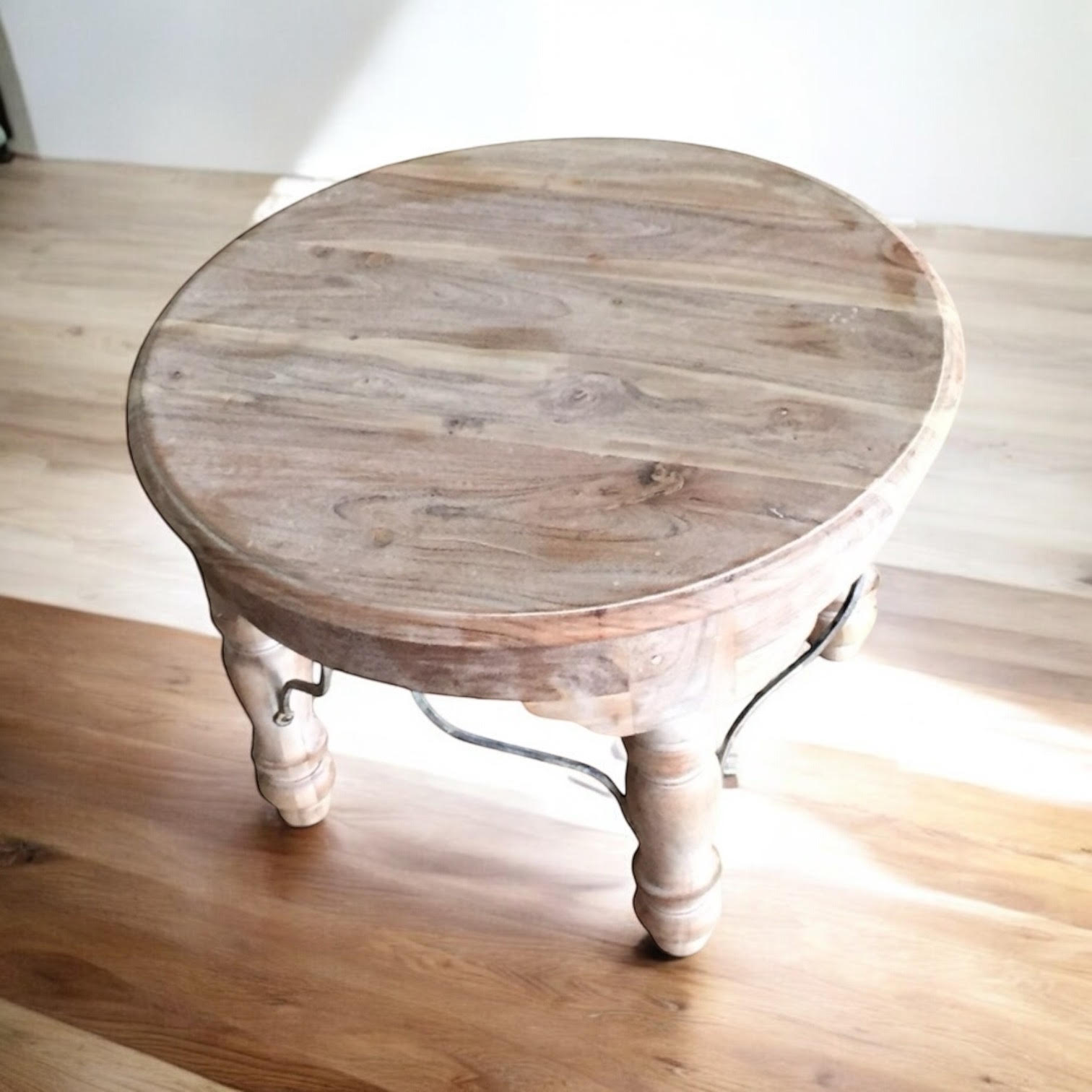 AcaciaHome Durable and Elegant Wooden Round Table (Light brown)