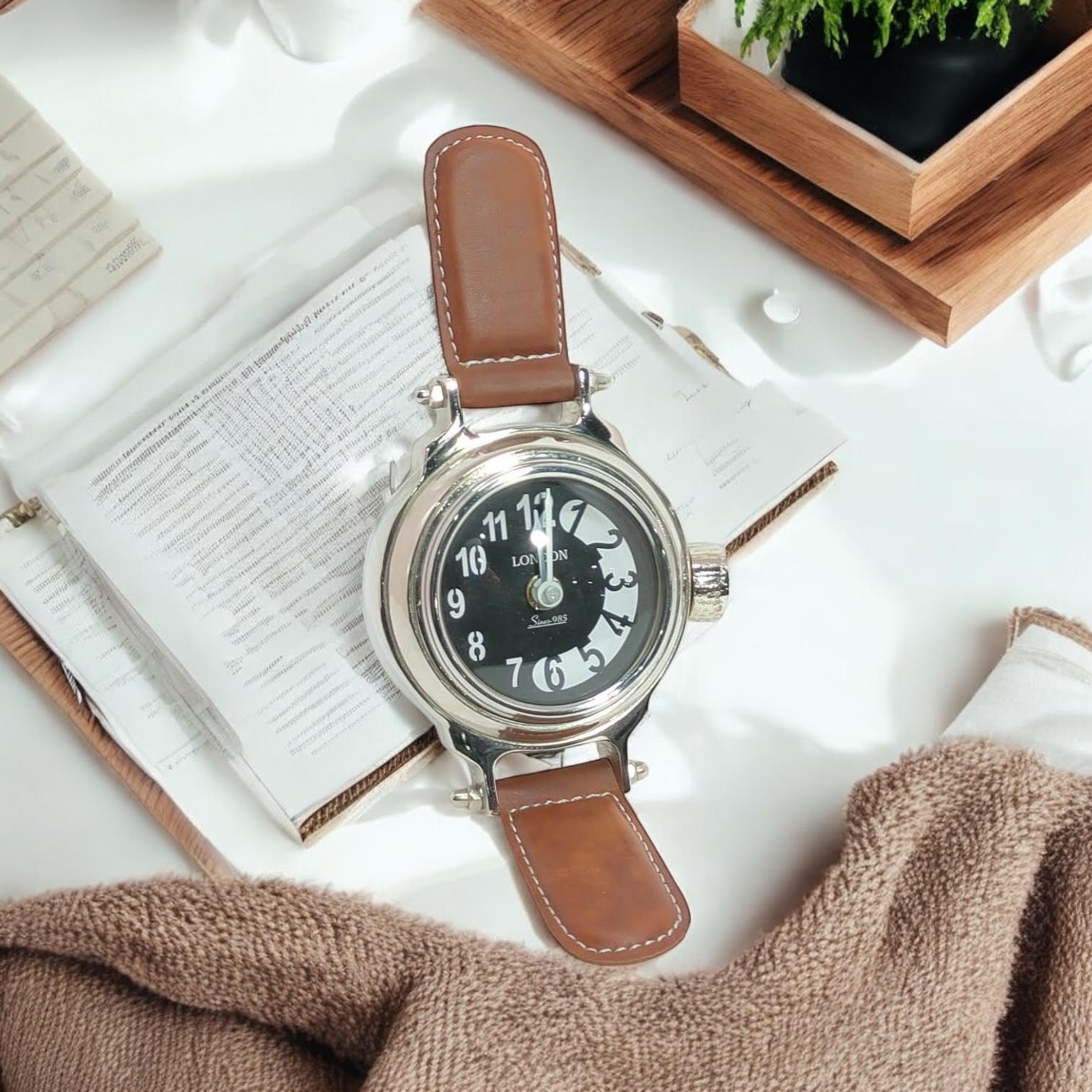 Stylish & Modern Chrome Watch Mantel Clock (22 CM Mantel Clock)