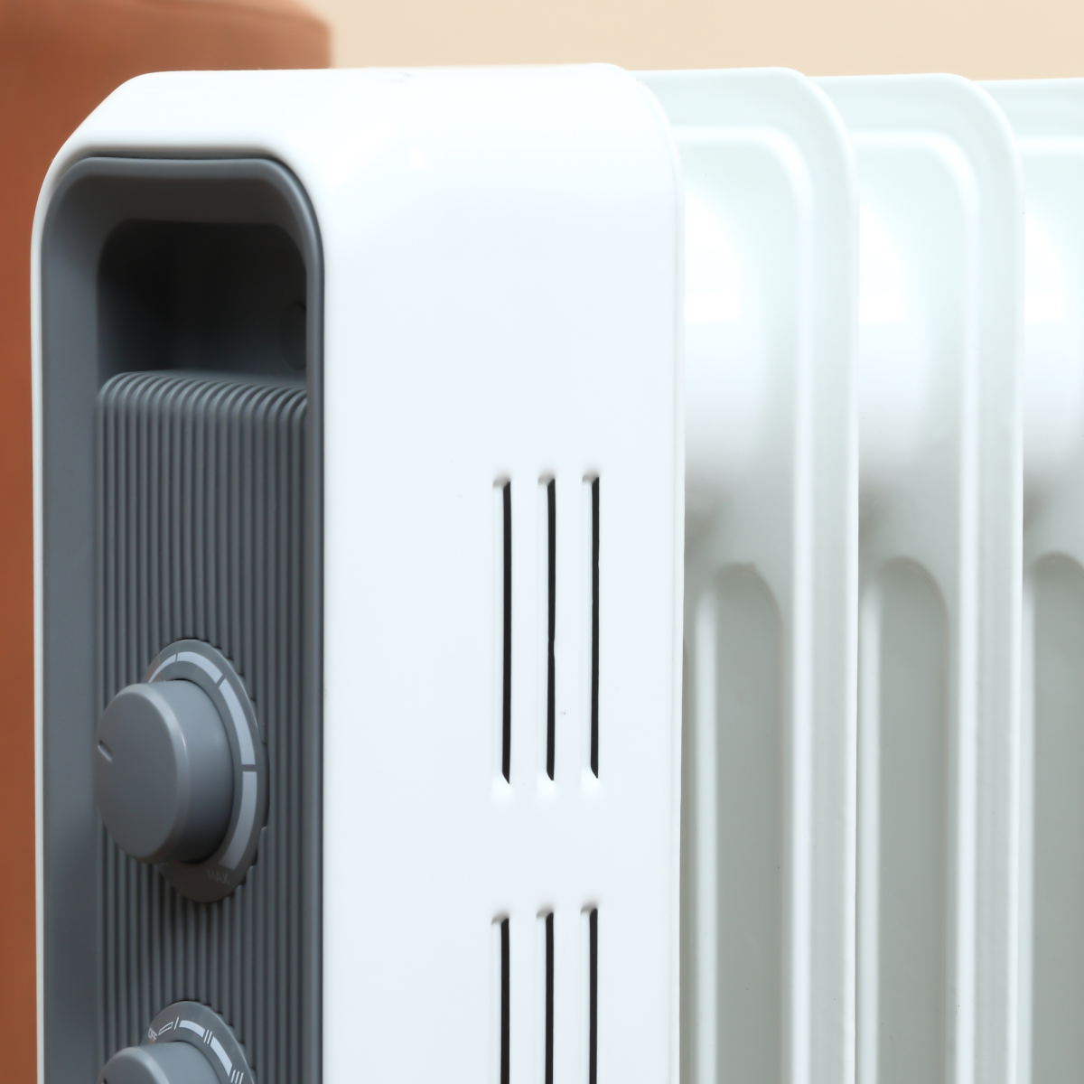1630W Oil Filled Radiator, Adjustable Thermostat Safety switch, White
