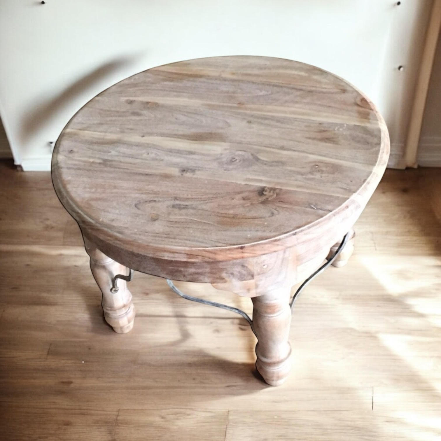 AcaciaHome Durable and Elegant Wooden Round Table (Light brown)