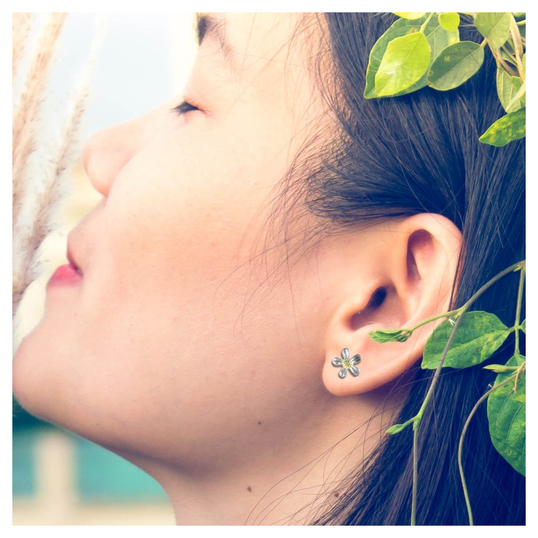 Silver Daisy Stud Earrings