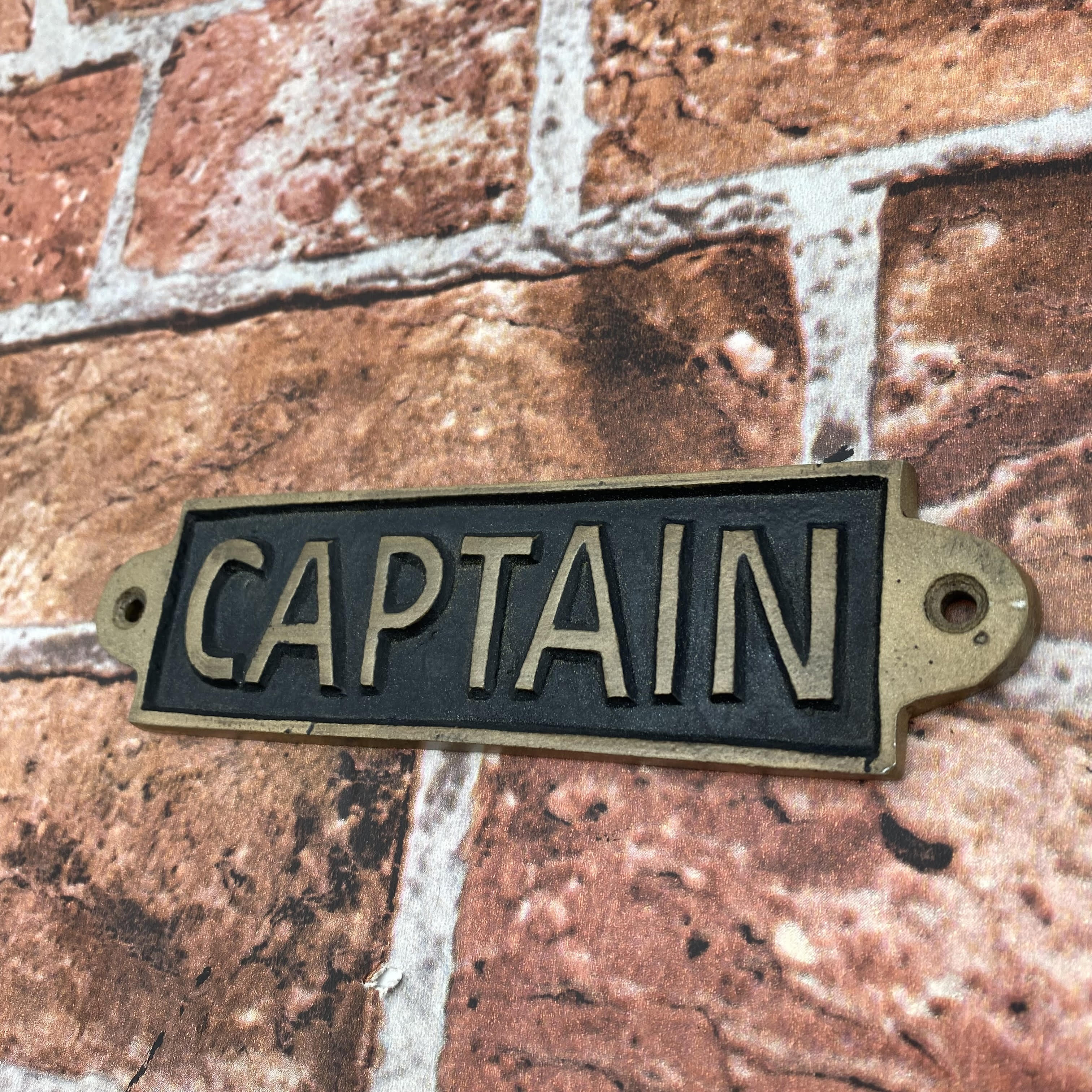 Captain Wall Sign Decor - Perfect Male Gift for Fun & Birthday, 12 x 6 cm